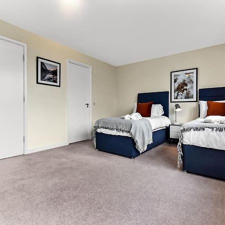Large Group & Contractor Booking! Duplex W/Parking Milton Keynes Buitenkant foto