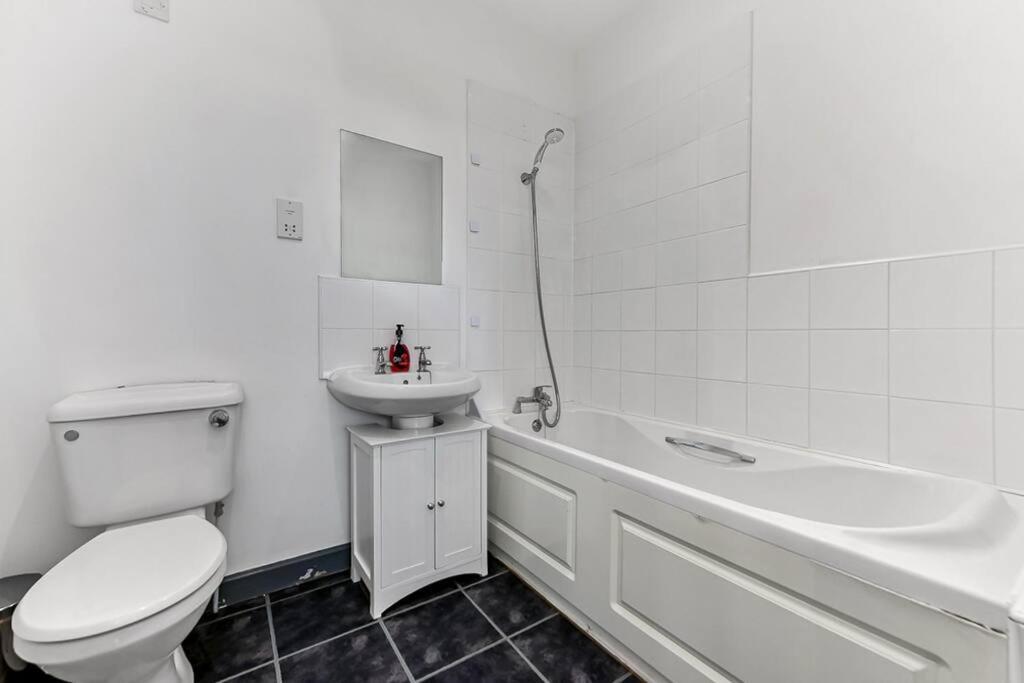 Large Group & Contractor Booking! Duplex W/Parking Milton Keynes Buitenkant foto