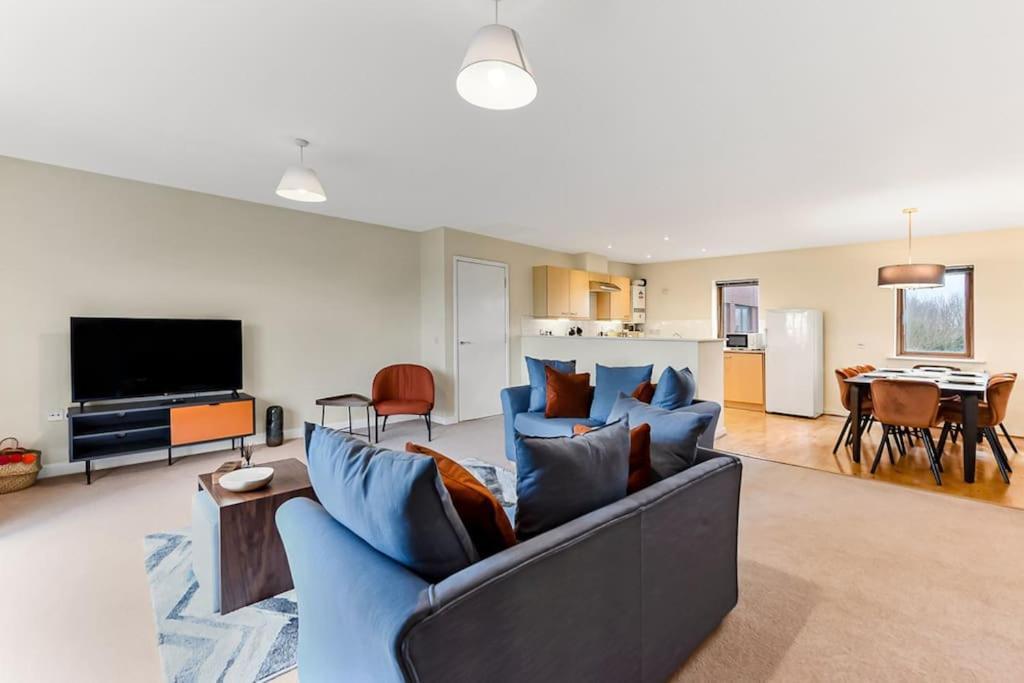 Large Group & Contractor Booking! Duplex W/Parking Milton Keynes Buitenkant foto